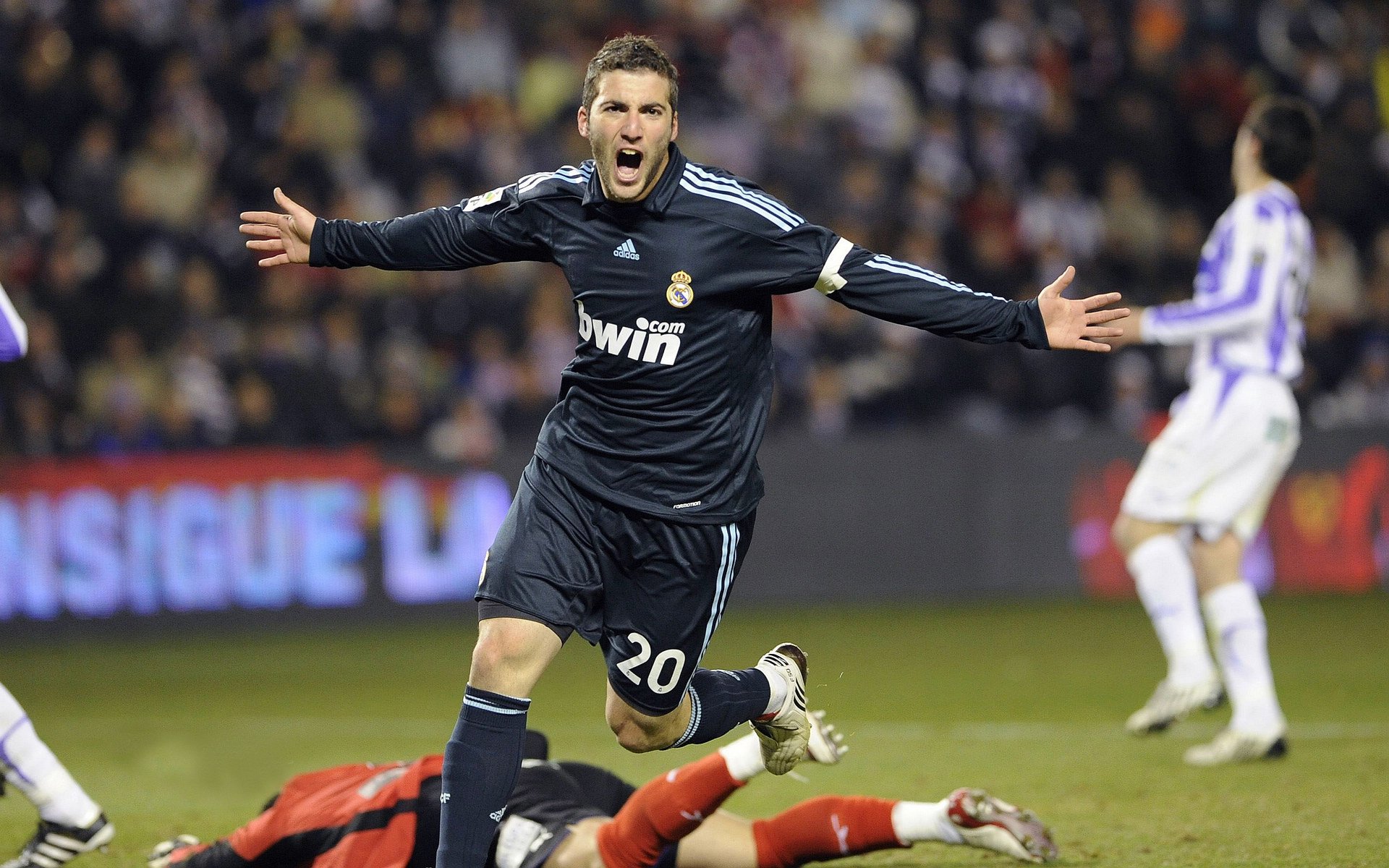 独行侠击溃凯尔特人，恩比德在F1街道赛接管比赛，跨界统治力的终极隐喻