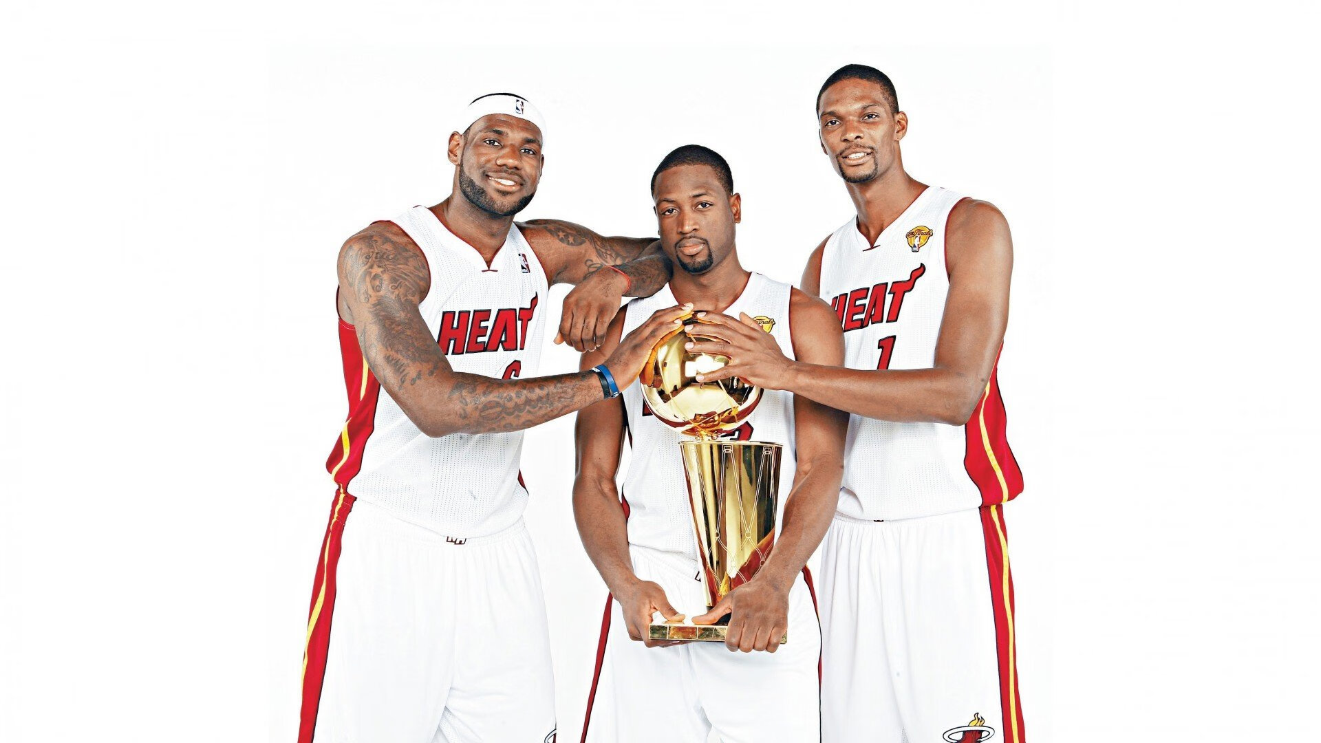 F1新赛季揭幕战，引擎轰鸣与绿茵场上的战争回响