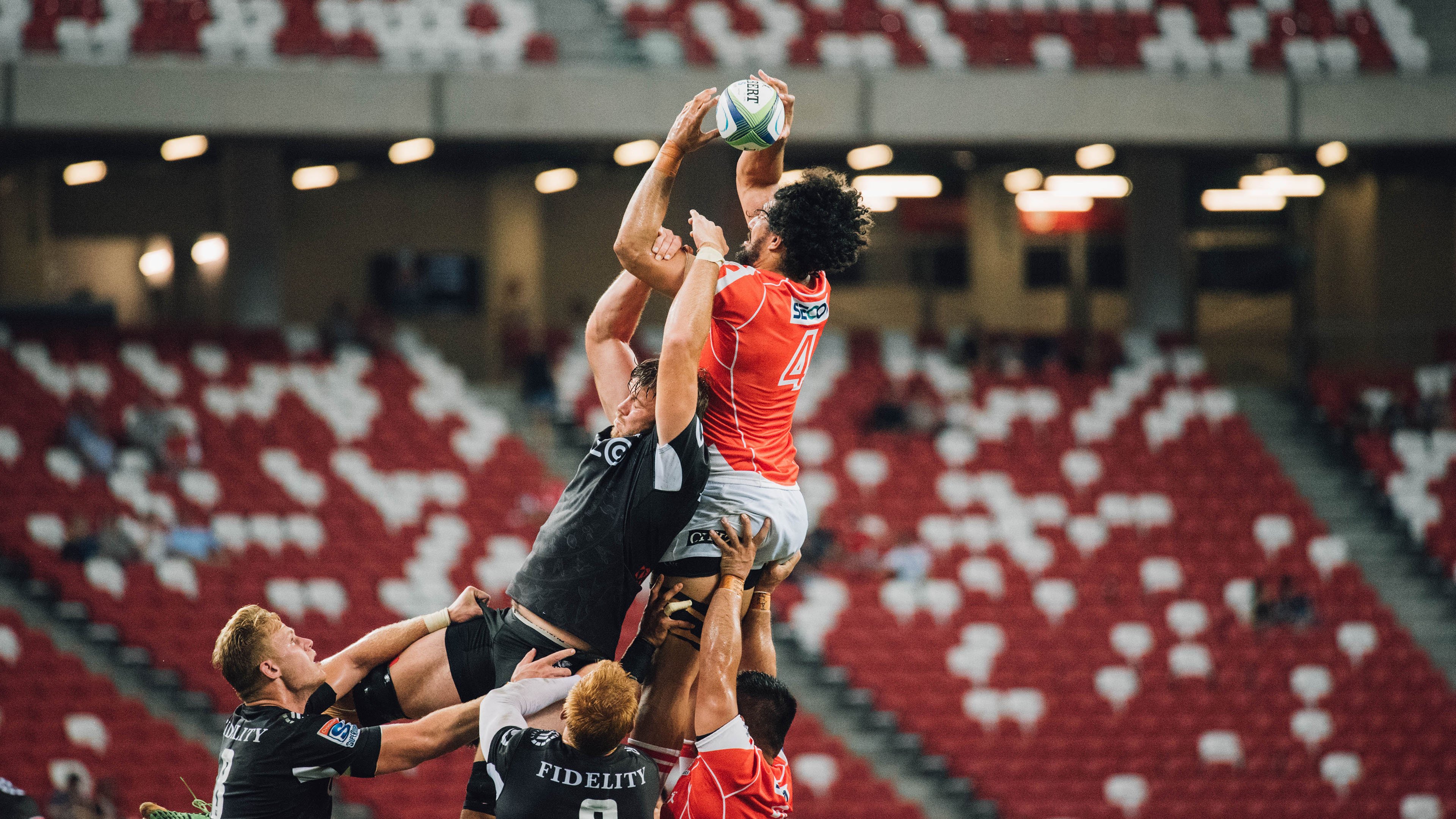 F1街道赛之夜，爱德华兹彻底打爆防线